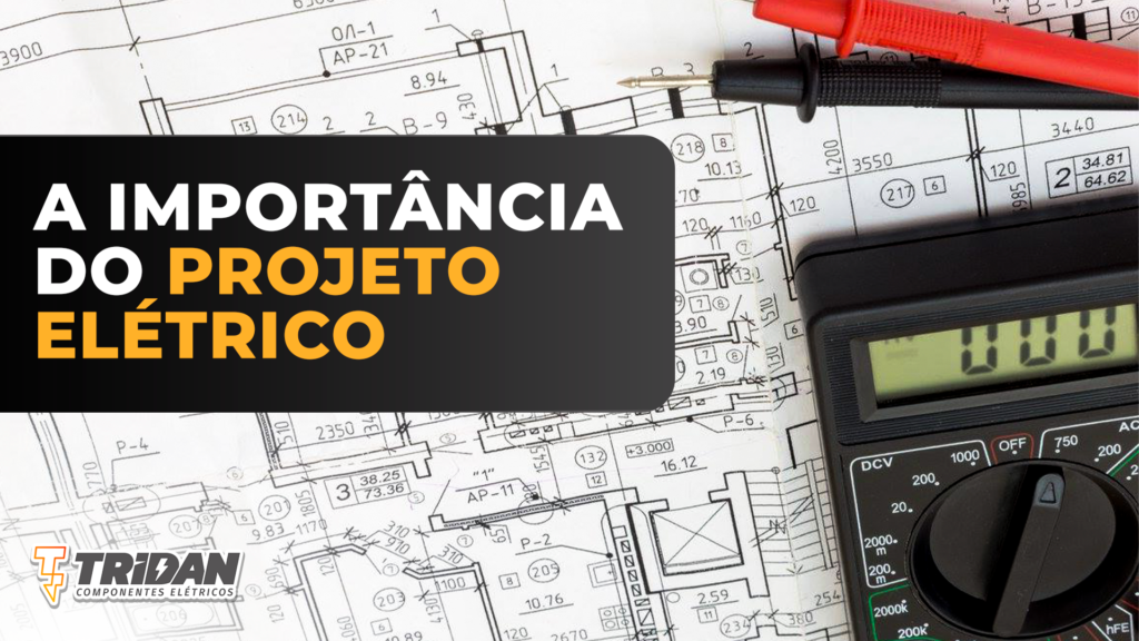 Esquema representando um projeto elétrico em um papel, sobre o qual há um aparelho de medição. À esquerda, em um retângulo preto, está a seguinte frase: "A importância do projeto elétrico"