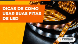 Fitas de led douradas em um fundo escuro. À esquerda, dois elementos: uma laranja claro e outro laranja escuro. Dentro do elemento laranja escuro, está o seguinte texto: "Dicas de como usar suas fitas de led".