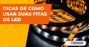 Fitas de led douradas em um fundo escuro. À esquerda, dois elementos: uma laranja claro e outro laranja escuro. Dentro do elemento laranja escuro, está o seguinte texto: "Dicas de como usar suas fitas de led".