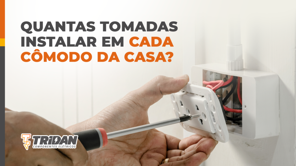 Pessoa ajustando uma tomada na parede, com o seguinte texto: Quantas tomadas instalar em cada cômodo da casa?