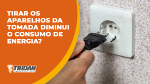 Pessoa desconectando tomada na parte de baixo da parede, com o seguinte texto: "Desligar os aparelhos da tomada diminui consumo de energia".