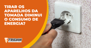 Pessoa desconectando tomada na parte de baixo da parede, com o seguinte texto: "Desligar os aparelhos da tomada diminui consumo de energia".