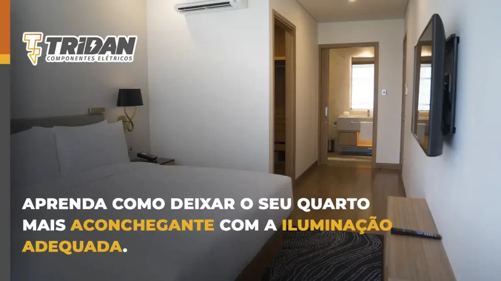 quatro bem iluminado, mostrando uma cama, criado-mudo, tv e abajur