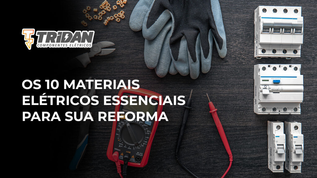 Imagem de fundo escuro com materiais elétricos expostos sobre a mesa, logo da Tridan e os escritos "Os 10 materiais elétricos essenciais para sua reforma".