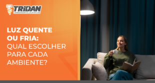 á direita a imagem de uma mulher sentada em um sofá em sua sala, com um ambiente com iluminação agradável e confortável